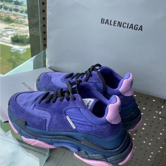 Balenciaga sneakers  triple s
Size US 6.5   EU 37 - Picture 1 of 2